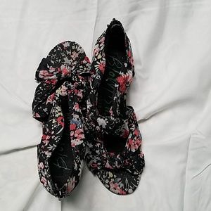 Black floral print wedges